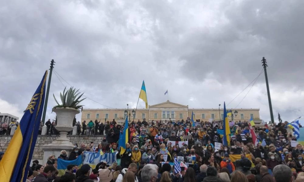 Συγκέντρωση Ουκρανών πολιτών στο Σύνταγμα με πανό